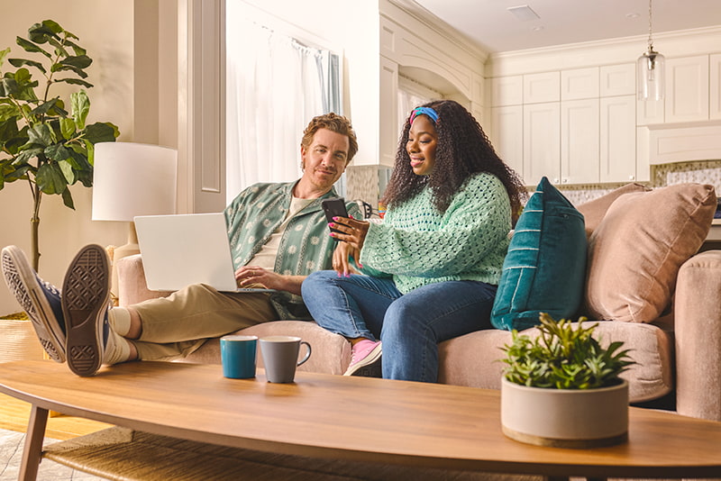 Couple shopping for Onlia Insurance from their living room